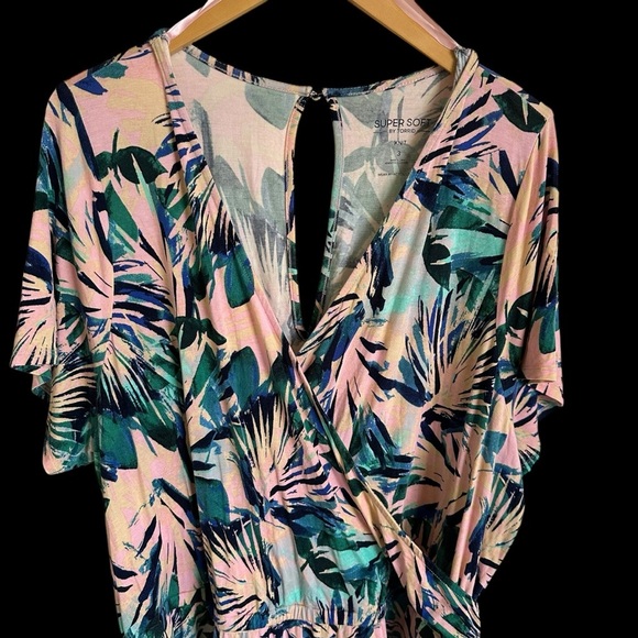Torrid size 3 3X Super Soft Knit Tropical Print Shorts Romper Surplice V Neck - Picture 6 of 12